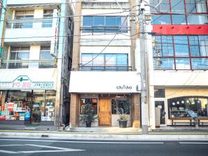 una tienda en una calle de la ciudad frente a un edificio en chAho Hostel Nirasaki / Outdoor Base, en Nirasaki