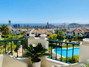vistas a la piscina desde el balcón de una villa en Balcon de Sierra Cortina! Panoramic sea view !, en Finestrat