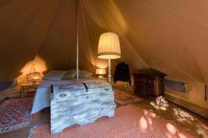 Postel nebo postele na pokoji v ubytování Agriturismo e Glamping Serraiola Alta