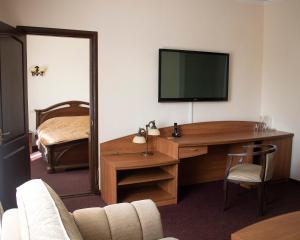 Hotel Zhambyl tesisinde bir odada yatak veya yataklar