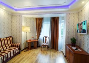 un soggiorno con divano e tavolo di VICTOR Hotel Resort & SPA a Truskavec'
