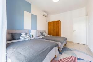Säng eller sängar i ett rum på Sanya Sun Seaview Apartment