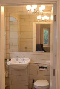 Ein Badezimmer in der Unterkunft Hotel Isaacs Cork City