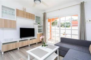 Μια τηλεόραση ή/και κέντρο ψυχαγωγίας στο Apartamento Gustamar 11