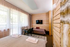 Postel nebo postele na pokoji v ubytování Hotel Veverica + 23 fotografií