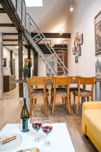 - une salle à manger et un salon avec une table et des chaises dans l'établissement Apartmán v Sovom hniezde, à Banská Štiavnica