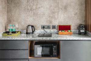 Köök või kööginurk majutusasutuses Minimalist One Hauz Khas Village