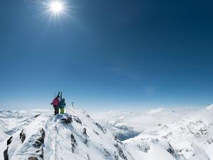 zwei Personen stehen auf einem schneebedeckten Berg in der Unterkunft Landhaus Anja in Neustift im Stubaital