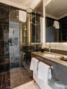 Bilik mandi di Özkum Park Otel