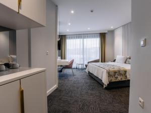 a hotel room with a bed and a kitchen at Özkum Tesisleri in Sapanca