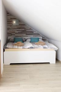 1 dormitorio con 1 cama con cabecero de madera en Apartmány v podhradí en Bečov nad Teplou