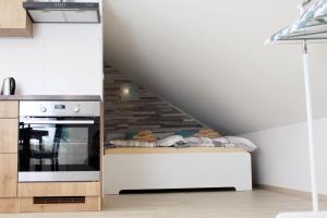 Kuchyňa alebo kuchynka v ubytovaní Apartmány v podhradí