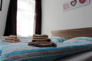 Posteľ alebo postele v izbe v ubytovaní Apartmány v podhradí