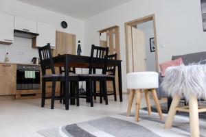 Kuchyňa alebo kuchynka v ubytovaní Apartmány v podhradí