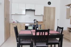 Kuchyňa alebo kuchynka v ubytovaní Apartmány v podhradí