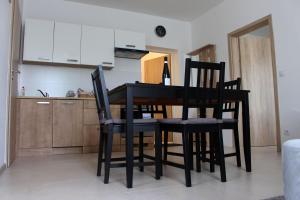 Kuchyňa alebo kuchynka v ubytovaní Apartmány v podhradí