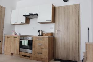Kuchyňa alebo kuchynka v ubytovaní Apartmány v podhradí