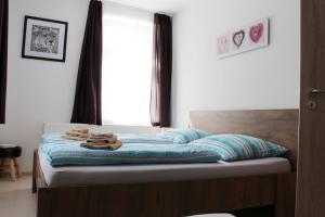 Posteľ alebo postele v izbe v ubytovaní Apartmány v podhradí