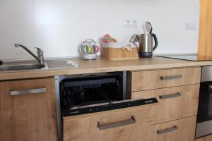 Kuchyňa alebo kuchynka v ubytovaní Apartmány v podhradí