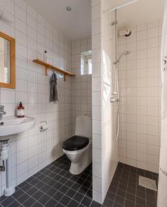 y baño con aseo, lavabo y ducha. en Vaxholm Seaview Cottage, en Vaxholm