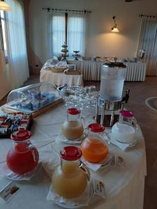 una mesa con varios tarros de zumo de naranja en ella en Hotel Belvedere, en Teulada