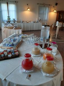 einen Tisch mit einem Krug Saft und Getränken darauf in der Unterkunft Hotel Belvedere in Teulada