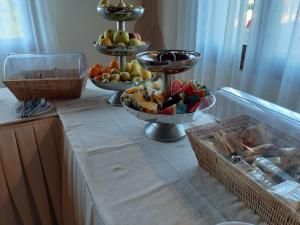 une table avec des bols de fruits en dessus dans l'établissement Hotel Belvedere, à Teulada