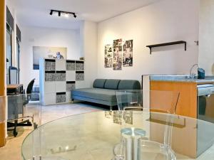 - un salon avec une table en verre et un canapé dans l'établissement Urban Manesa city center apartment with private patio, à Manresa