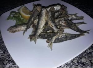 un plato blanco de comida con pescado. en Hotel Mariagrazia en Calopezzati