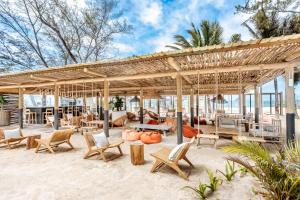 圖德歐多斯的住宿－快樂週五酒店，海滩上一个带桌椅的凉亭