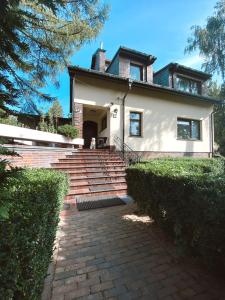ワルシャワにあるGuest House Villa Arkadiaのレンガ造りの階段が目の前にある家