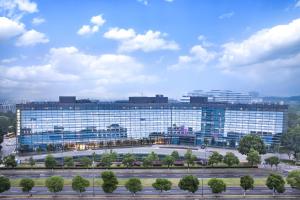 ein großes Bürogebäude mit vielen Fenstern in der Unterkunft Novotel Nanjing East Suning in Nanjing