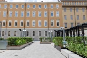 a courtyard in front of a large building at Camplus Bernini Casa per Ferie in Turin