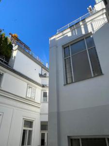 a cat sitting on the ledge of a white building at Boutique Hotel Nossek in Vienna