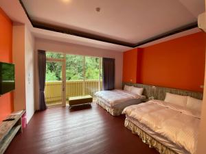 Rúm í herbergi á Grandma Yu's B&B