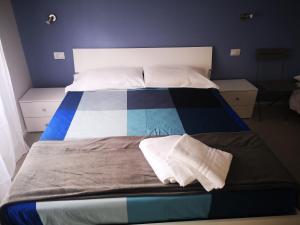 A bed or beds in a room at Il Giardino di Anna - Charming rooms in Cagliari