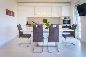 cocina con mesa de comedor y sillas en Panoráma Apartman Tiszafüred, en Tiszafüred