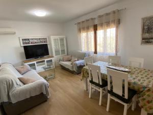 un soggiorno con un divano e un tavolo di Chalet con piscina privada de 4 dormitorios Las Herrerias -cerca de Vera Playa- a Cuevas del Almanzora