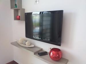 Telewizja i/lub zestaw kina domowego w obiekcie Apartment duplex -The Sunny Hut - swimming pool - Free Wifi & AC- Residence Las Marinas