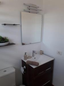 Łazienka w obiekcie Apartment duplex -The Sunny Hut - swimming pool - Free Wifi & AC- Residence Las Marinas