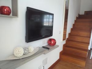 Telewizja i/lub zestaw kina domowego w obiekcie Apartment duplex -The Sunny Hut - swimming pool - Free Wifi & AC- Residence Las Marinas