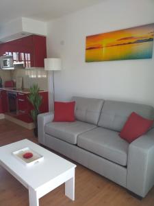 Część wypoczynkowa w obiekcie Apartment duplex -The Sunny Hut - swimming pool - Free Wifi & AC- Residence Las Marinas