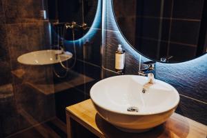 Koupelna v ubytování Wine & Wellness hotel Besední dům