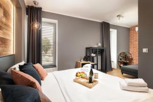 Postel nebo postele na pokoji v ubytování Wine & Wellness hotel Besední dům
