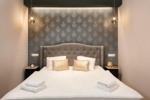 Postel nebo postele na pokoji v ubytování Wine & Wellness hotel Besední dům