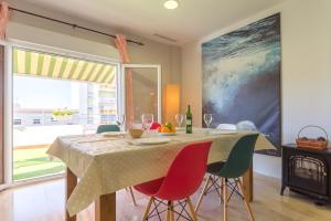 a dining room with a table with chairs and a painting at Atico La JOYITA free parking by Cadiz4Rentals in Cádiz +26 photos