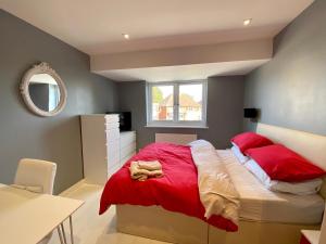 En eller flere senge i et værelse på Southernwood - Wantage Road House