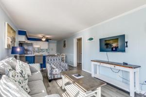 een woonkamer met een bank en een tafel bij Unforgettable Vacation Experience at Ocean Forest Villas in Myrtle Beach