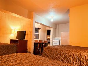TV a/nebo společenská místnost v ubytování Red Carpet Inn & Suites