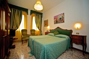 Postel nebo postele na pokoji v ubytování Hotel Fontana